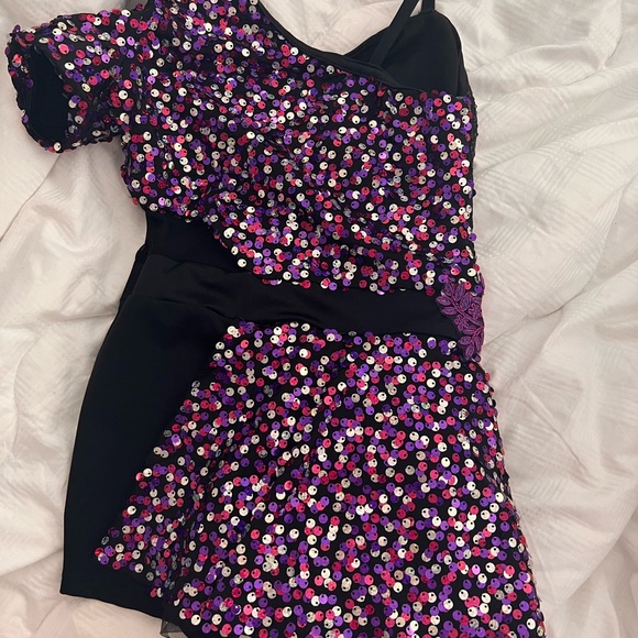 Multiple styles: Dance Costumes Offers Welcome - Picture 5 of 16